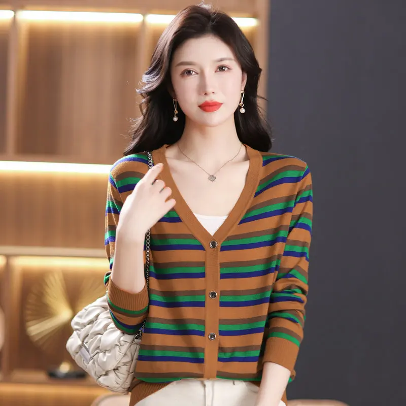 2023 Autumn Women Casual Striped Cardigan Sweaters Yellow Red Coffee Green Contrast Color Knitted Coat V-Neck Cosy Knitwear
2023 Autumn Women Casual Striped Cardigan Sweaters Yellow Red Coffee Green Contrast Color Knitted Coat V-Neck Cosy Knitwear