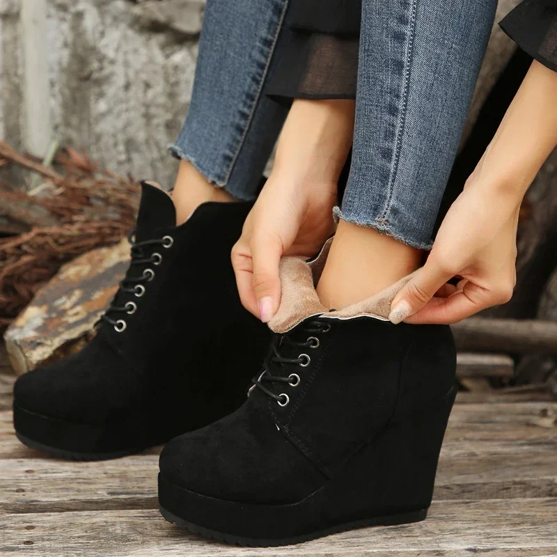 

2024 New Women's High Heels Fashion Autumn and Winter Lacing Round Toe Thick Sole Anti Slip Suede Warm Slope Heel Short Boots