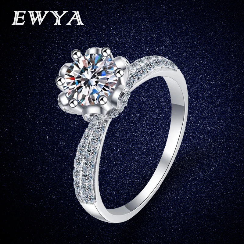 EWYA 925 Sterling Silver Mossan RingS 1CT Round Diamond Moissanite Engagement Rings for Women Wedding Rings Luxury Jewelry
EWYA 925 Sterling Silver Mossan RingS 1CT Round Diamond Moissanite Engagement Rings for Women Wedding Rings Luxury Jewelry