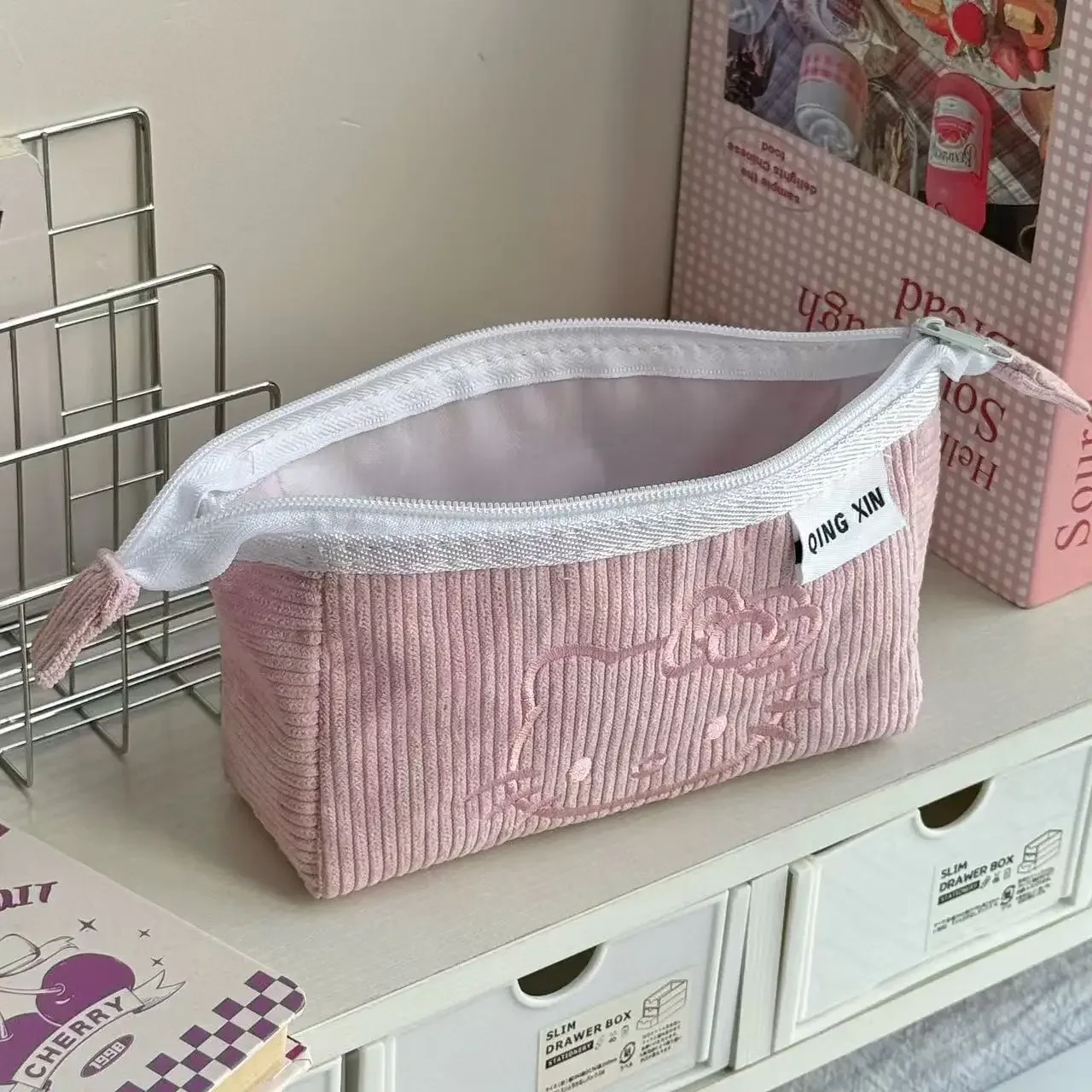 Sanrio Hello Kitty бархатный пенал
Sanrio Hello Kitty бархатный пенал