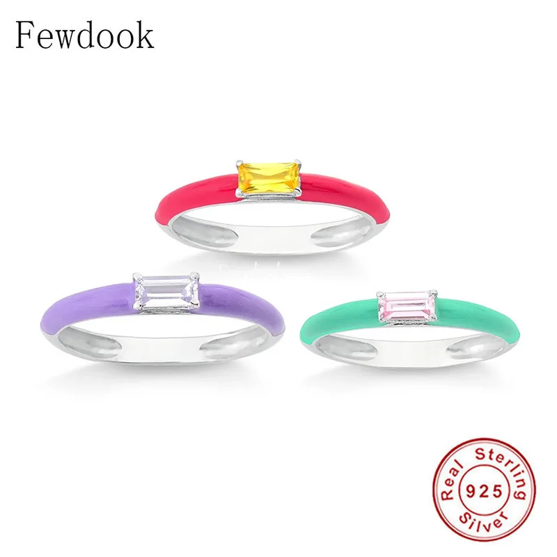 Женское кольцо из серебра 925 пробы, с радужной эмалью
Женское кольцо из серебра 925 пробы, с радужной эмалью