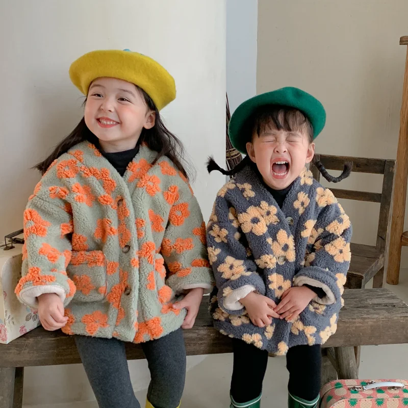 2022 Winter Korean Fashion Children's Warm Jacket Girl's V-Neck Fleece Coat Kid's Coat Three-dimensional Flower Plus Velvet Coat
2022 Winter Korean Fashion Children's Warm Jacket Girl's V-Neck Fleece Coat Kid's Coat Three-dimensional Flower Plus Velvet Coat