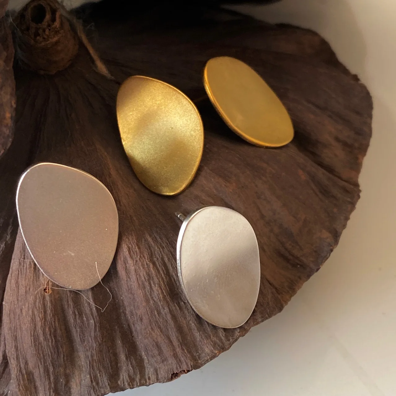 Geometric female French metal earrings European and American temperament new tide simple earrings earrings
Geometric female French metal earrings European and American temperament new tide simple earrings earrings