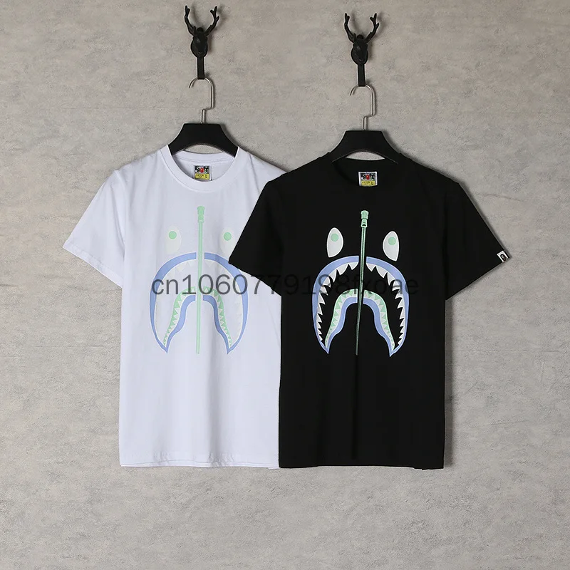 Новинка 2022, японский бренд BAPE, мужская и женская одежда для пар, светящаяся футболка на молнии с короткими рукавами и принтом акулий зуб
Новинка 2022, японский бренд BAPE, мужская и женская одежда для пар, светящаяся футболка на молнии с короткими рукавами и принтом акулий зуб