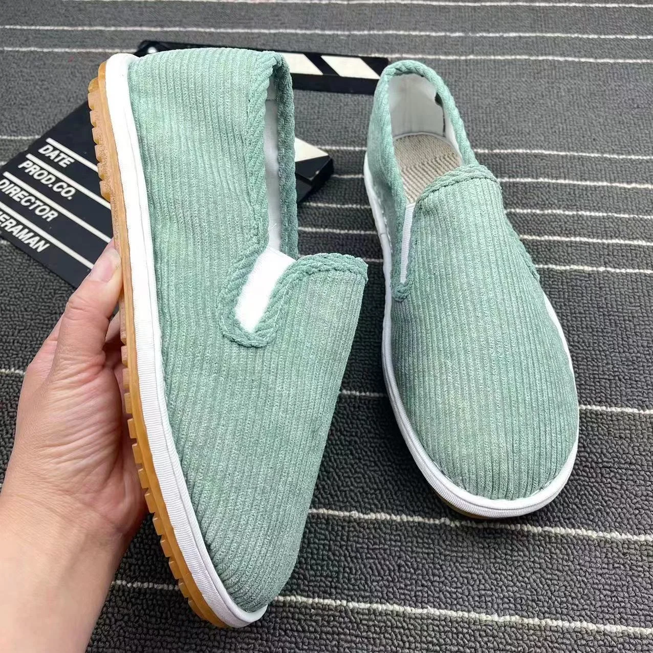 Casual and comfortable flat shoes covered with canvas shoes 2022 new men's shoes with tendons
Casual and comfortable flat shoes covered with canvas shoes 2022 new men's shoes with tendons