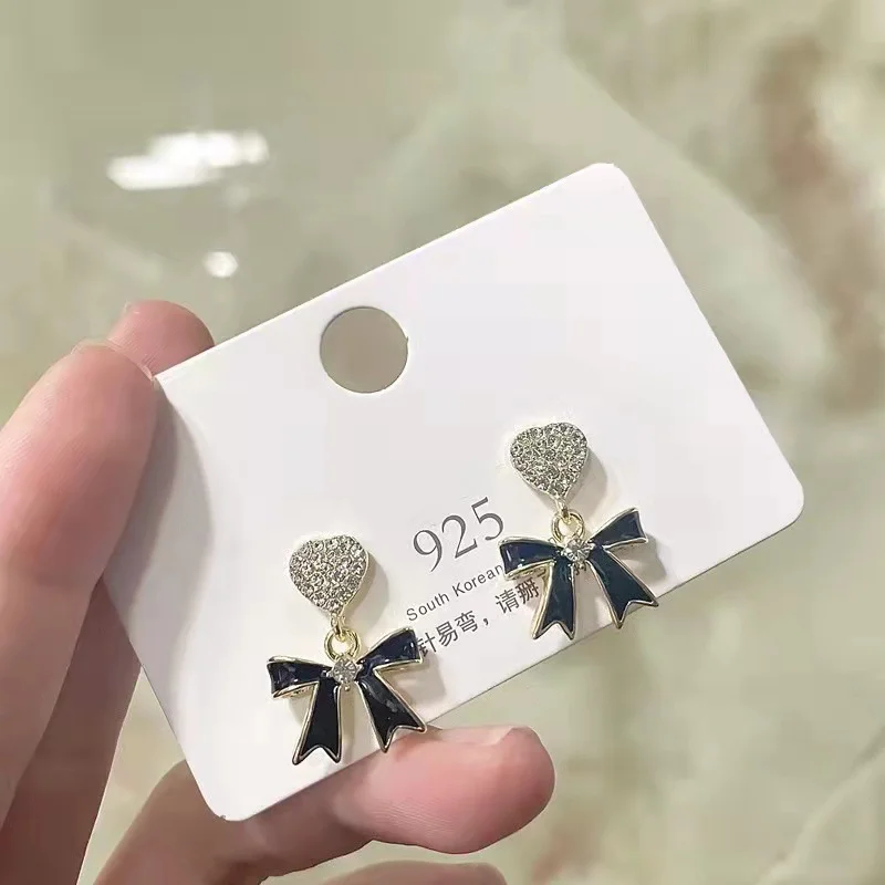 Elegant Bow Stud Earrings Fine Korean Fashion Women Jewelry Black Metal Earring Charm Girl Wedding Party Accessory Gifts
Elegant Bow Stud Earrings Fine Korean Fashion Women Jewelry Black Metal Earring Charm Girl Wedding Party Accessory Gifts