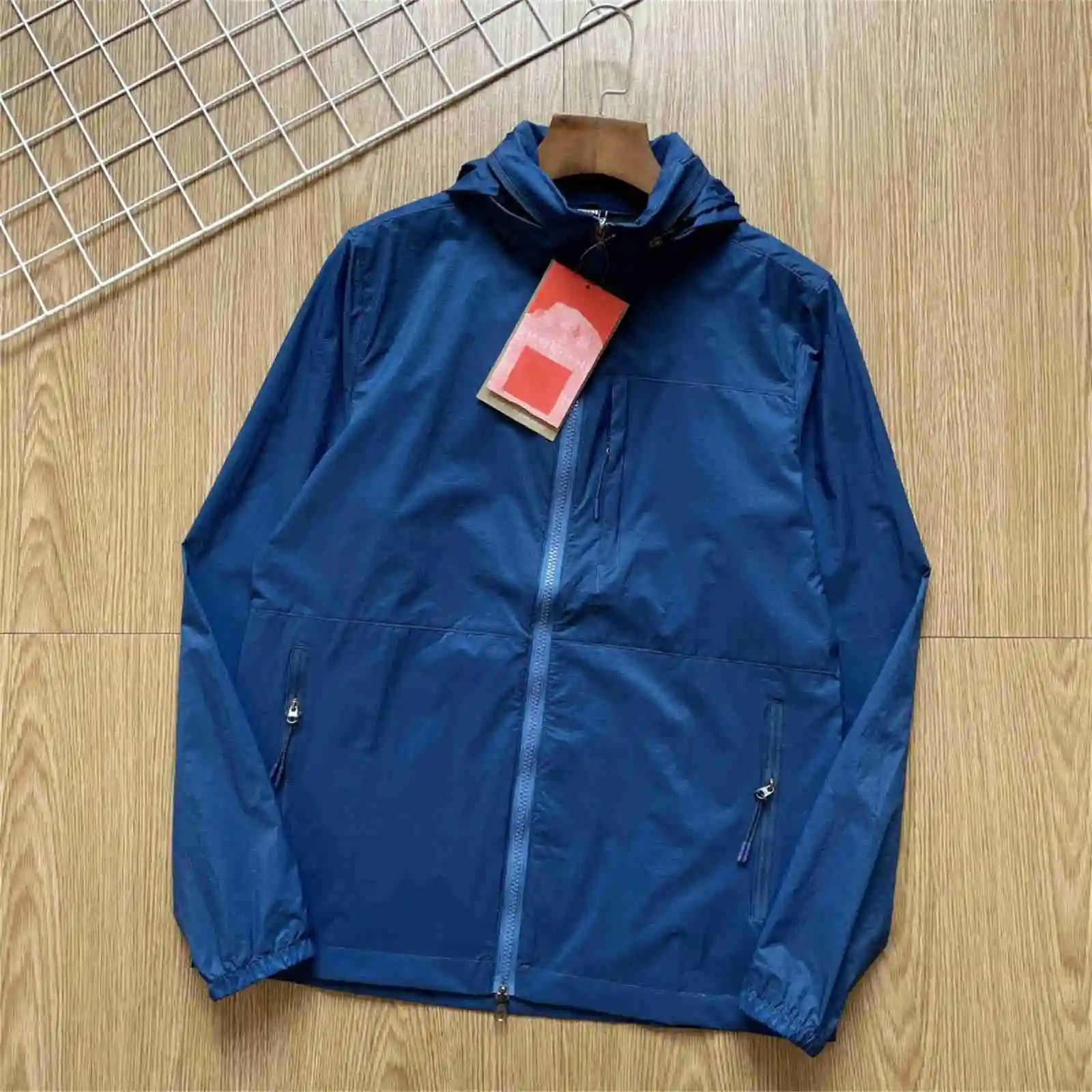 2022 Summer new men's sunscreen skin women's style, fashion leisure outdoor hooded coat, light and breathable
2022 Summer new men's sunscreen skin women's style, fashion leisure outdoor hooded coat, light and breathable