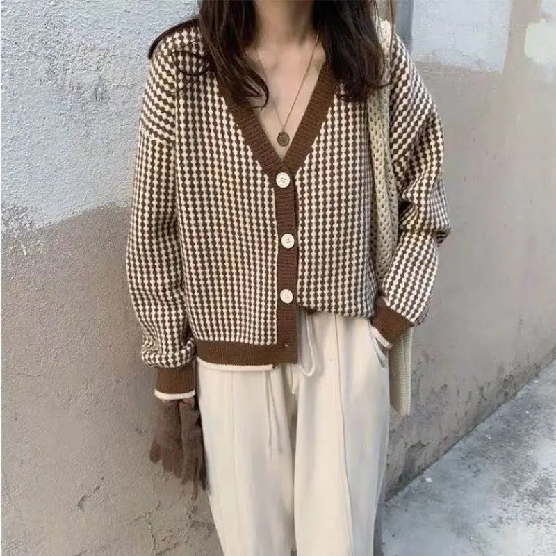 Autumn New Knitted Cardigan Korean Edition Sweater Fashion Contrast Color Checkered Top for Women
Autumn New Knitted Cardigan Korean Edition Sweater Fashion Contrast Color Checkered Top for Women