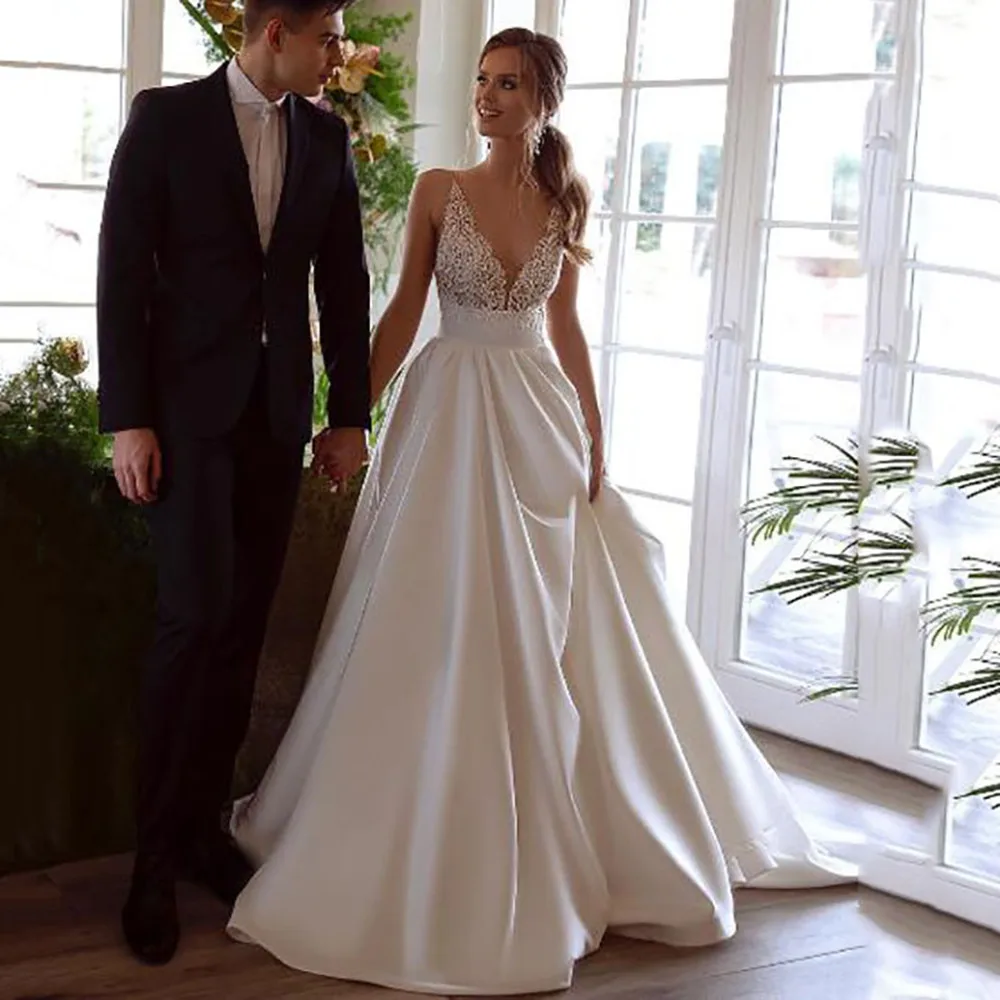 Sexy Backless Wedding Dress Deep V-Neck Lace Appliques Beach Zipper Bridal Gown Spaghetti Straps Sweep Train Vestido De Noiva
Sexy Backless Wedding Dress Deep V-Neck Lace Appliques Beach Zipper Bridal Gown Spaghetti Straps Sweep Train Vestido De Noiva