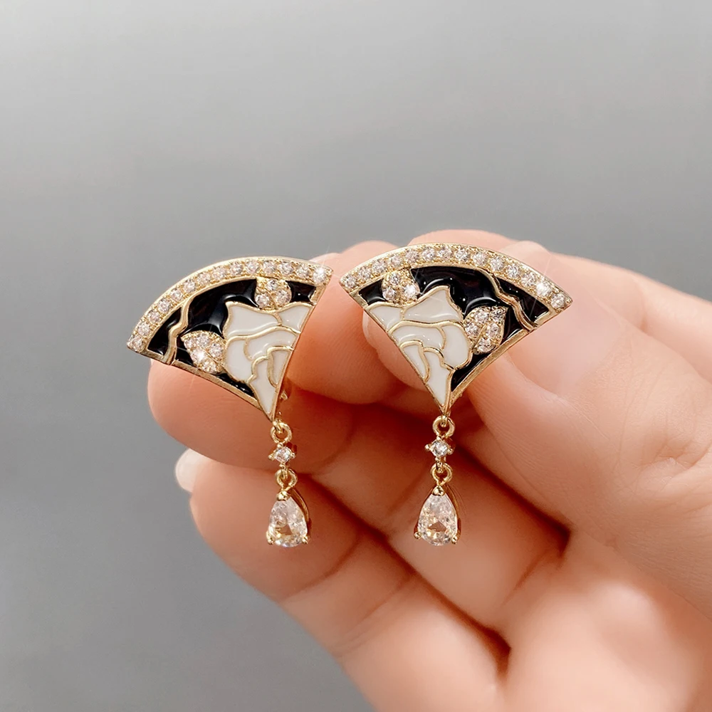 Creative Design Black White Rose Flower Drop Earrings for Women Luxury Wedding Engagement Aesthetic Ear Accessories Gift
Creative Design Black White Rose Flower Drop Earrings for Women Luxury Wedding Engagement Aesthetic Ear Accessories Gift