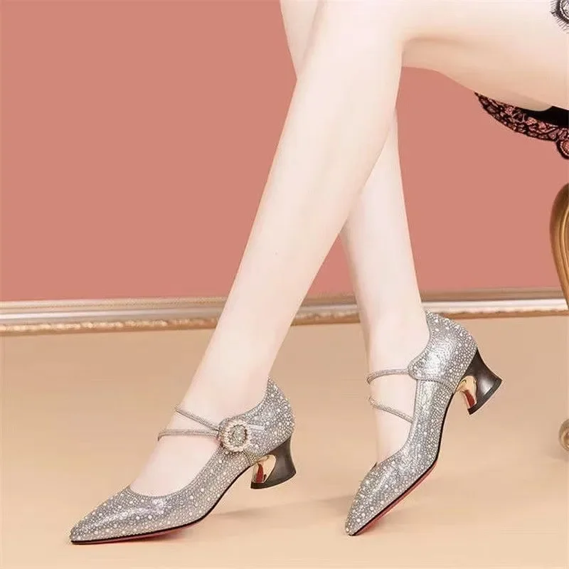 2024 Bride Wedding New Silk Pointed Pumps Versatile Rhinestone Square Buckle Shallow Mouth Single Shoes Women's Thick Low Heels
2024 Bride Wedding New Silk Pointed Pumps Versatile Rhinestone Square Buckle Shallow Mouth Single Shoes Women's Thick Low Heels