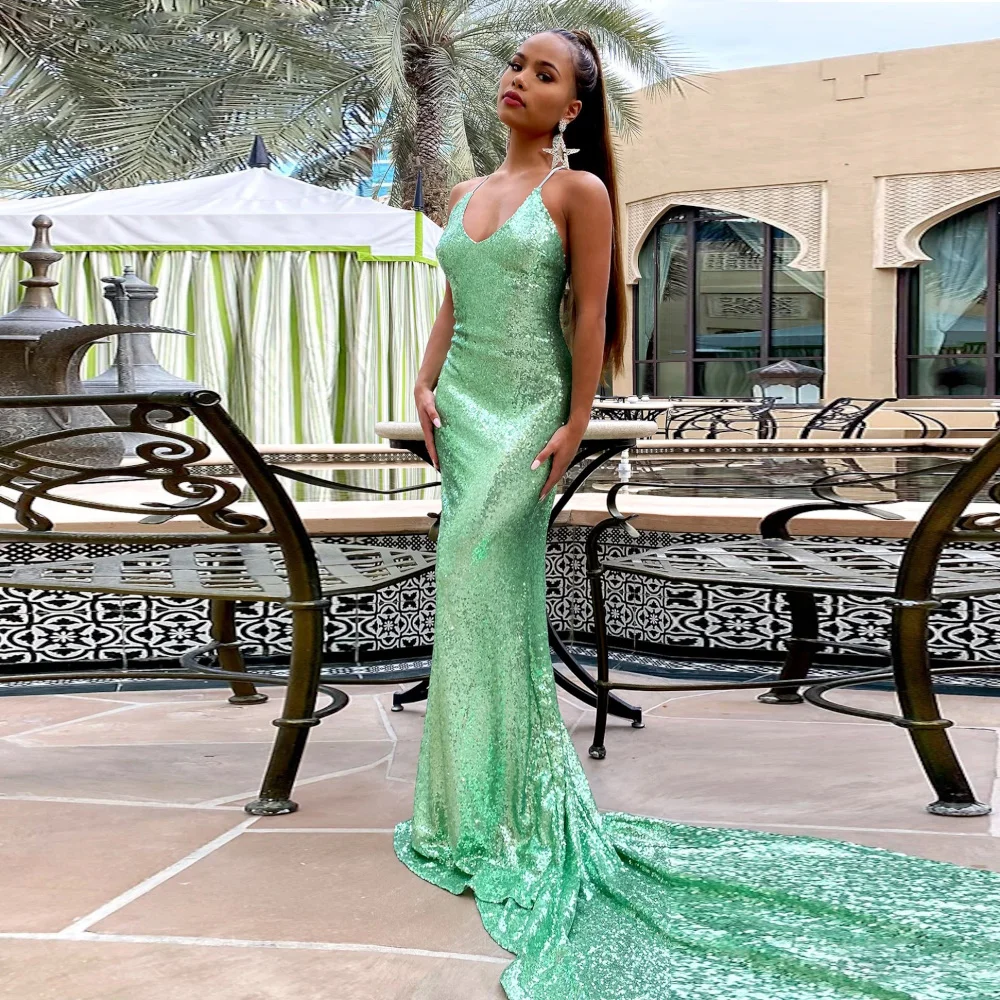 Платье без рукавов на бретельках с блестками и открытой спиной