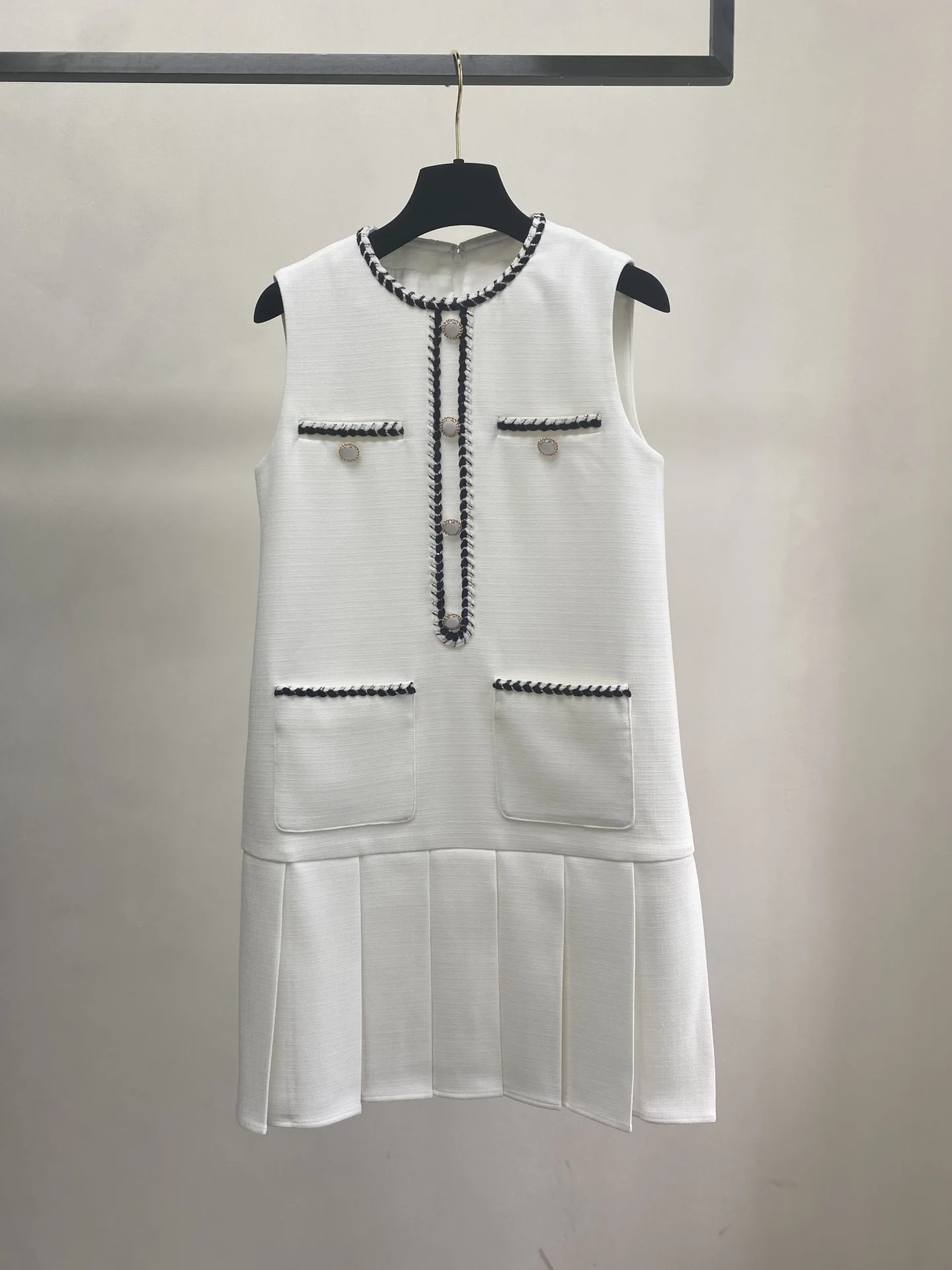 2022 New Spring Sleeveless Women Mini Pleated Dress Solid With Pockets Elegant Chic Vintage Runway Designer High Quality Clothes
2022 New Spring Sleeveless Women Mini Pleated Dress Solid With Pockets Elegant Chic Vintage Runway Designer High Quality Clothes