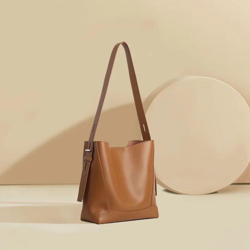 2023 New Fashion Urban Simple All-match Bucket Bag Single Shoulder Messenger Commuting Large-capacity Cowhide Handbag
2023 New Fashion Urban Simple All-match Bucket Bag Single Shoulder Messenger Commuting Large-capacity Cowhide Handbag