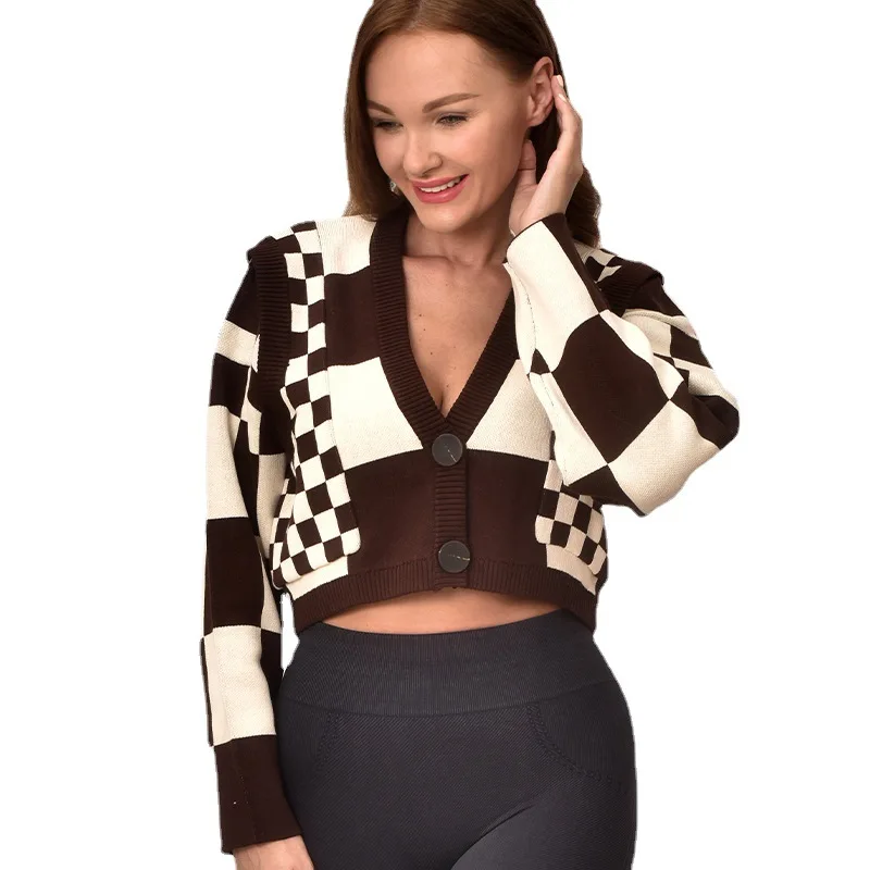 Женский трикотажный короткий кардиган в шахматную клетку, с длинным рукавом 
Женский трикотажный короткий кардиган в шахматную клетку, с длинным рукавом