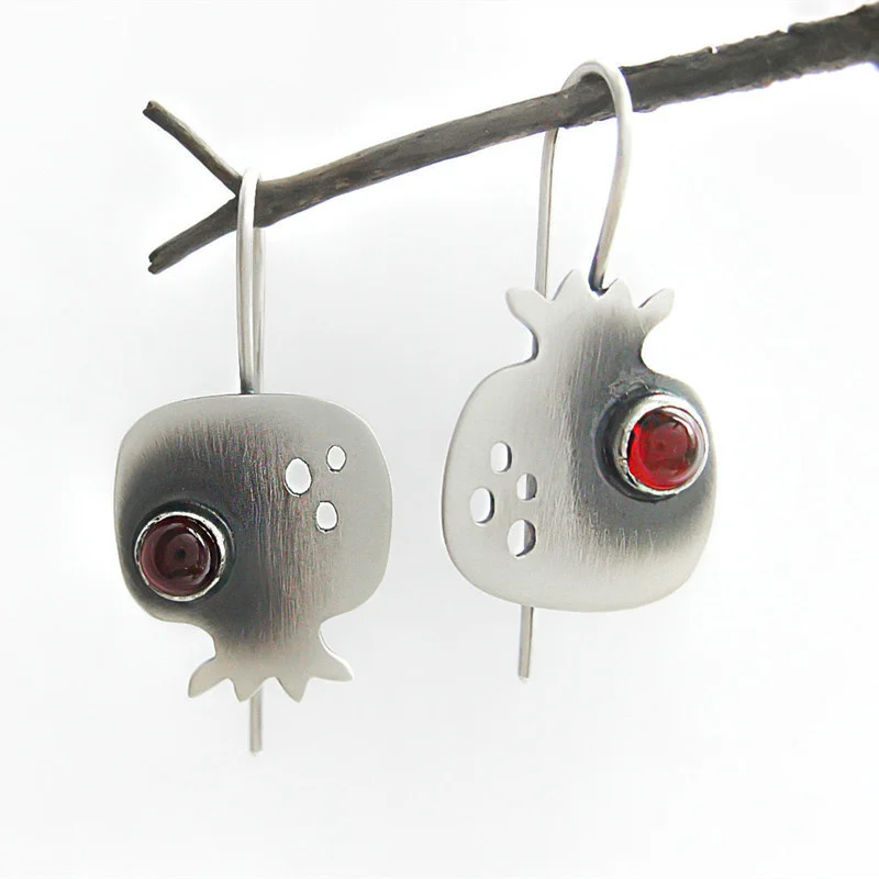 2022 New European and American Retro Ethnic Earrings Thai Silver Red Zircon Earrings Fashionable Simple Ladies Earrings
2022 New European and American Retro Ethnic Earrings Thai Silver Red Zircon Earrings Fashionable Simple Ladies Earrings