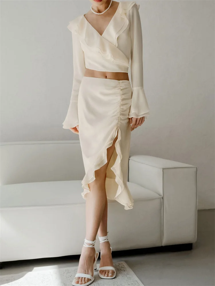 Женский комплект из 2 предметов с юбкой и V-образным вырезом
Женский комплект из 2 предметов с юбкой и V-образным вырезом