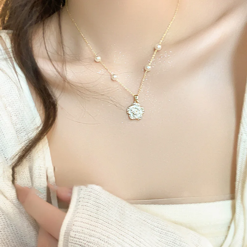 

kpop 목걸이 Luxury Long Layered Pearl Necklace Necklaces Women Niche Design Camellia Clavicular Chain Shiny Necklace Summer Party