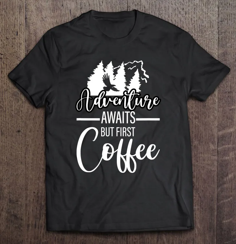 Мужская футболка с коротким рукавом, с надписью «Adventure Awaits But First Coffee»
Мужская футболка с коротким рукавом, с надписью «Adventure Awaits But First Coffee»