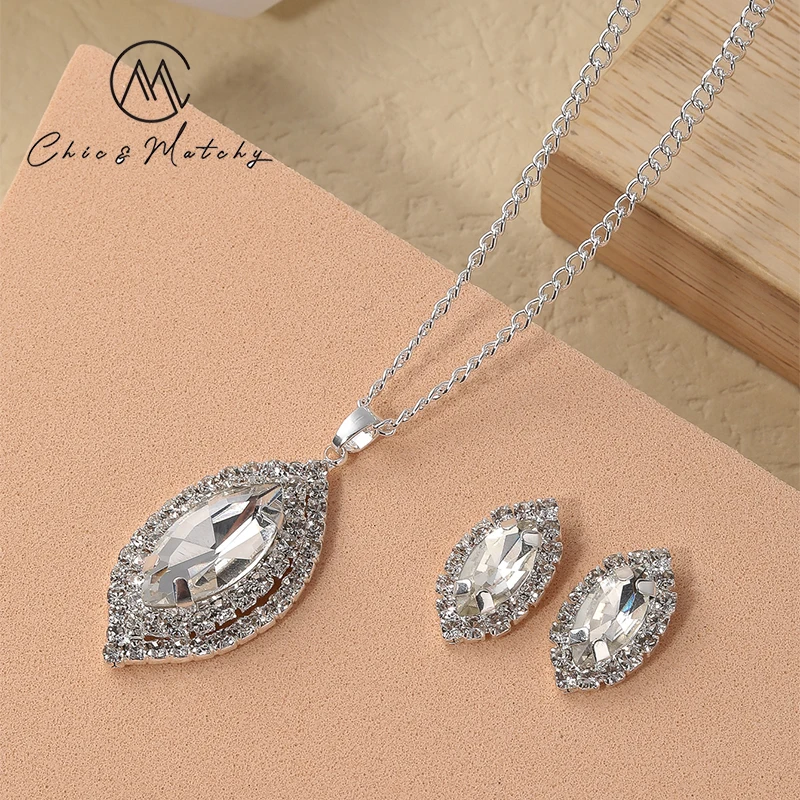 Chic Matchy Glass Rhinestone Necklace Earring Set Leaf Design Glass Pendant Necklace Post Earring Stud Jewelry Set for Women 
Chic Matchy Glass Rhinestone Necklace Earring Set Leaf Design Glass Pendant Necklace Post Earring Stud Jewelry Set for Women