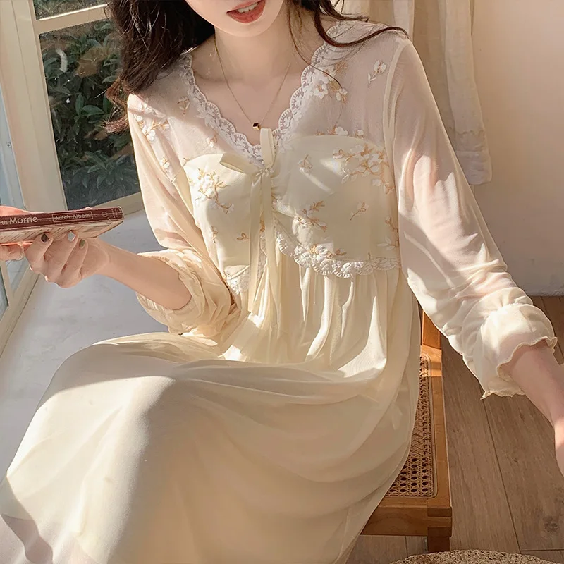 Palace Style Nightgown With Chest Pad Floral Embroidered Long Sleeve Nightdress Sleepwear Sweet Gauze Female Home Dressing Gown
Palace Style Nightgown With Chest Pad Floral Embroidered Long Sleeve Nightdress Sleepwear Sweet Gauze Female Home Dressing Gown