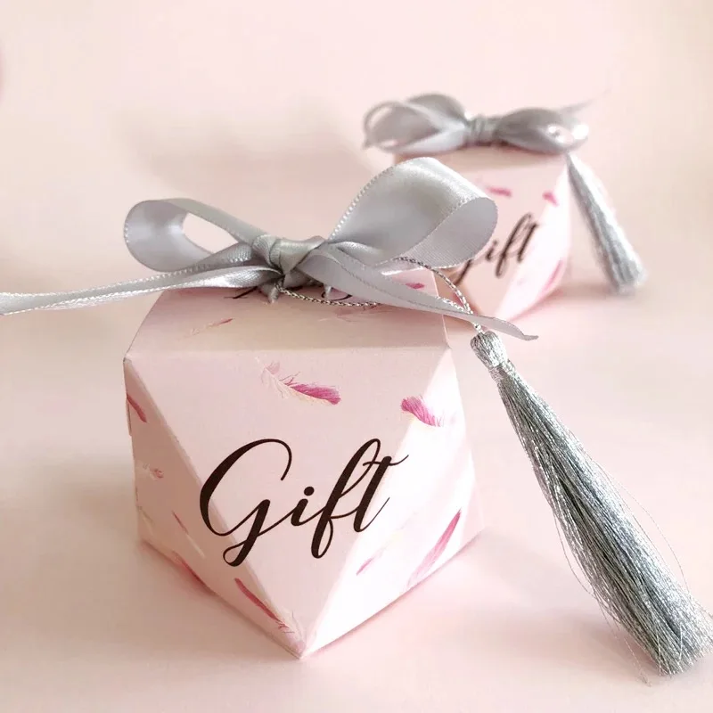 30pcs Diamond shape Pink feather silver tassel Candy Boxes Wedding Favors Giveaways Gift Box Christmas Party Chocolate package 
30pcs Diamond shape Pink feather silver tassel Candy Boxes Wedding Favors Giveaways Gift Box Christmas Party Chocolate package