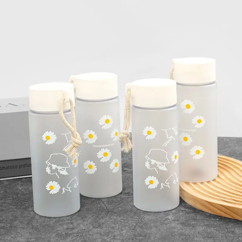 Portable Water Bottles BPA Free Creative Transparent Small Daisy Frosted Plastic Water Bottle With Handheld Hemp Rope Water Cup 
Portable Water Bottles BPA Free Creative Transparent Small Daisy Frosted Plastic Water Bottle With Handheld Hemp Rope Water Cup