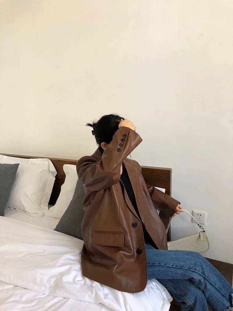 Женская куртка из ПУ кожи, коричневая куртка в Корейском стиле, свободная куртка в стиле ретро, повседневный костюм, Осень-зима 2022
Женская куртка из ПУ кожи, коричневая куртка в Корейском стиле, свободная куртка в стиле ретро, повседневный костюм, Осень-зима 2022