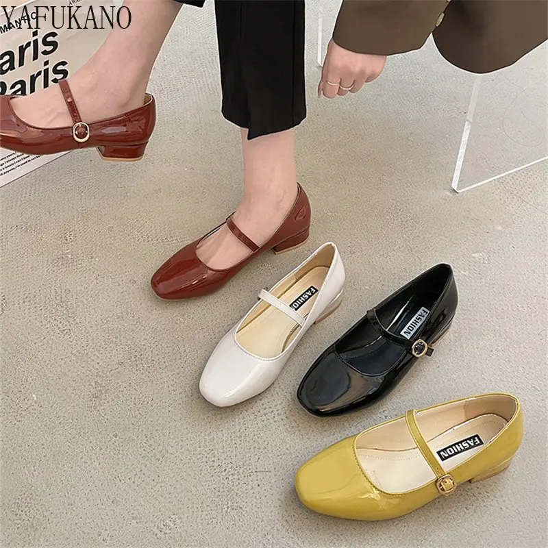 Туфли-лодочки женские из лакированной кожи, на массивном каблуке
Туфли-лодочки женские из лакированной кожи, на массивном каблуке