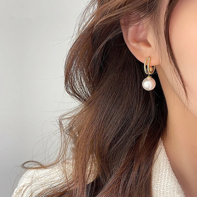 A multi-wear light luxury high-end earrings temperament pearl earrings sparkling earrings women's 2021 new trend
A multi-wear light luxury high-end earrings temperament pearl earrings sparkling earrings women's 2021 new trend