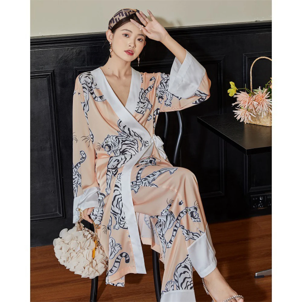 Maison Gabrielle 2022 Spring Summer Tiger Printed Pajamas Set Loungewear Sleepwear for Women 2 Pieces Kimono Pants Silky Satin
Maison Gabrielle 2022 Spring Summer Tiger Printed Pajamas Set Loungewear Sleepwear for Women 2 Pieces Kimono Pants Silky Satin