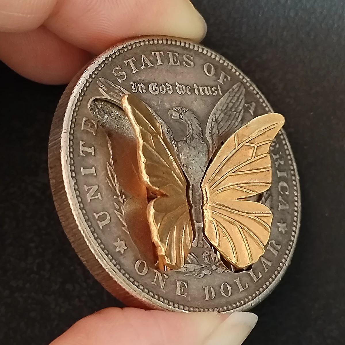 Механическая монета с подвижными крыльями бабочки
Механическая монета с подвижными крыльями бабочки