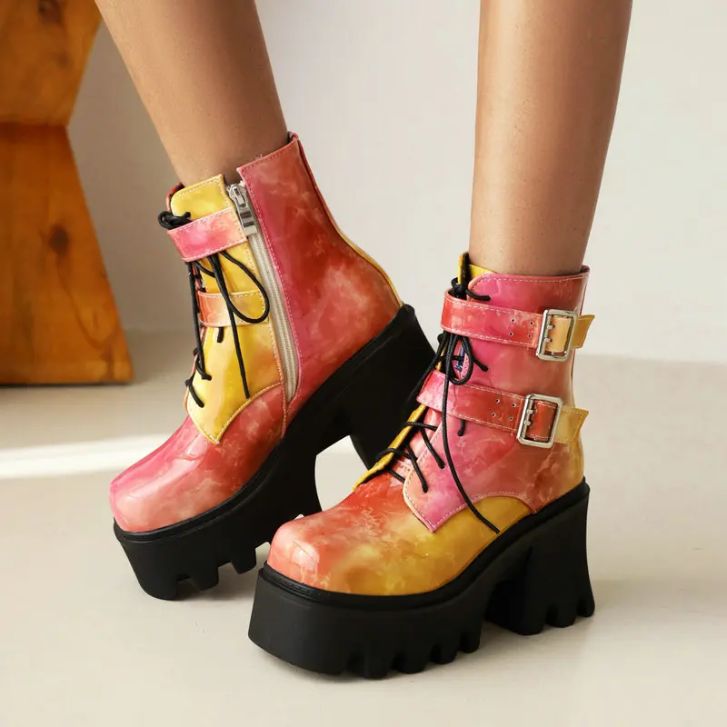 Women's boots Autumn and winter new short boots patent leather gradual color belt buckle thick soled women's and ankle boots
Women's boots Autumn and winter new short boots patent leather gradual color belt buckle thick soled women's and ankle boots