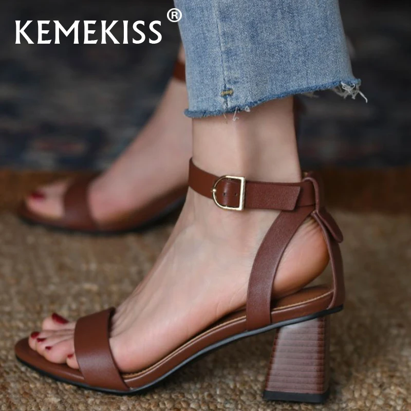 Женские босоножки на высоком каблуке с ремешком и пряжкой, размеры 34-39
Женские босоножки на высоком каблуке с ремешком и пряжкой, размеры 34-39