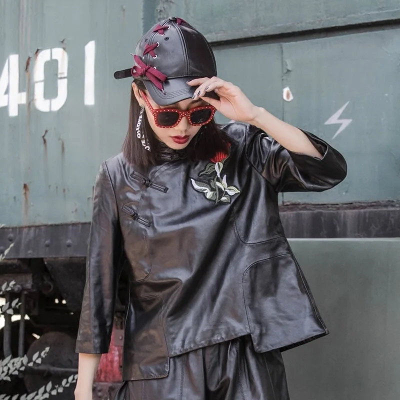 2022 new spring 100% royal leather jacket of women casual embroidered mark printed short coat streetwear vintage sheepskin tops
2022 new spring 100% royal leather jacket of women casual embroidered mark printed short coat streetwear vintage sheepskin tops