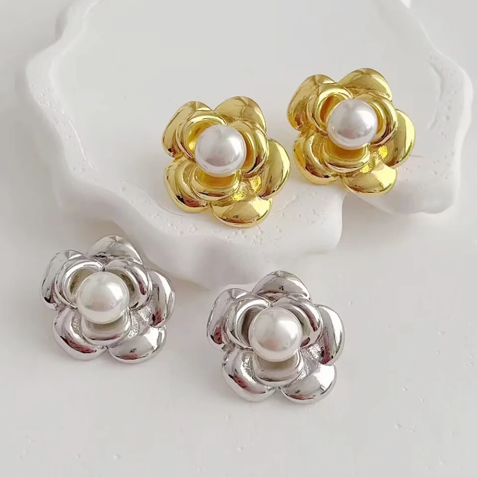 Женские серьги-гвоздики из серебра 925 пробы с натуральным полукруглым жемчугом 6-7 мм
Женские серьги-гвоздики из серебра 925 пробы с натуральным полукруглым жемчугом 6-7 мм