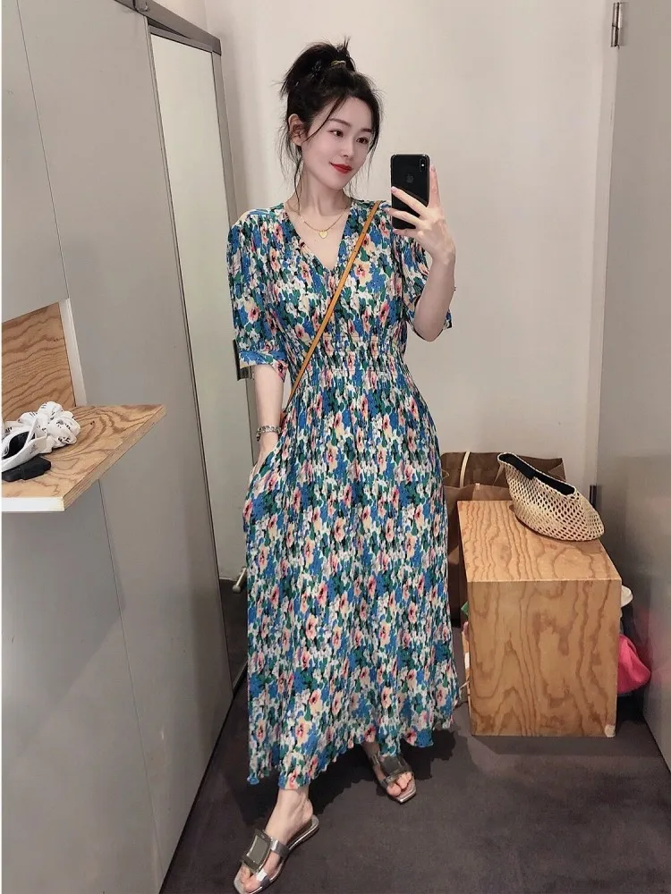 New Summer Casual Elegant Retro V-neck Bubble Mid Sleeve Dress Bohemian Blue Printed Midi Dresses For Women 2023 Maxi Jurk
New Summer Casual Elegant Retro V-neck Bubble Mid Sleeve Dress Bohemian Blue Printed Midi Dresses For Women 2023 Maxi Jurk