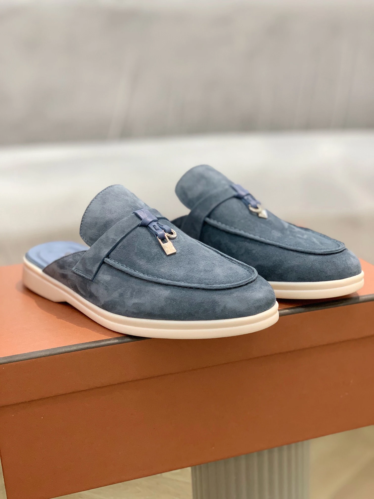 Babouche Charms Designer Walk Mocasines Loafers Shoes For Men 2023 Luxury Black Suede Leather Flats Brand High Quality shoes
Babouche Charms Designer Walk Mocasines Loafers Shoes For Men 2023 Luxury Black Suede Leather Flats Brand High Quality shoes