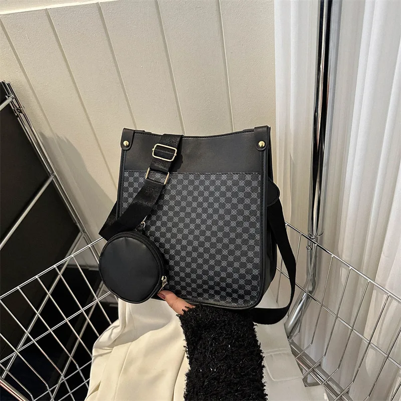 Trendy texture personalized commuting shoulder bag for women 2023 new casual simple fashion wideband crossbody tote bag
Trendy texture personalized commuting shoulder bag for women 2023 new casual simple fashion wideband crossbody tote bag
