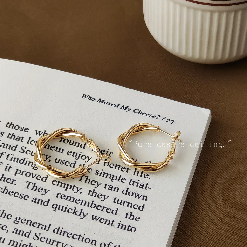 French High-end Earrings Temperament Ins Niche Twist Irregular Gold Women's Earrings
French High-end Earrings Temperament Ins Niche Twist Irregular Gold Women's Earrings