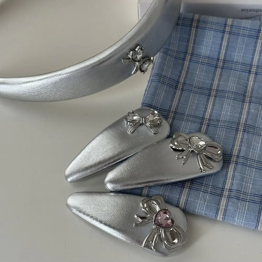 Diamond Silver Leather Hair Clip Casual Korean Style Bow Silver Leather Headband Y2K Geometric Streetwear
Diamond Silver Leather Hair Clip Casual Korean Style Bow Silver Leather Headband Y2K Geometric Streetwear