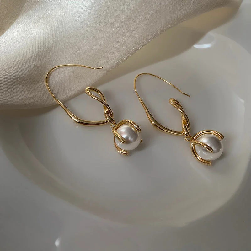 A Sweet Cool Hip-hop Style Metal Twisted Lines Pearl Pendant Women's Earrings 2022 New In Netflix Korean Fashion Earrings Gift
A Sweet Cool Hip-hop Style Metal Twisted Lines Pearl Pendant Women's Earrings 2022 New In Netflix Korean Fashion Earrings Gift