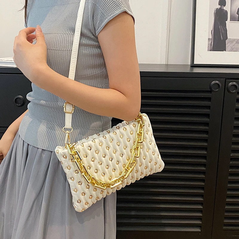 2023 High Quality Women's Bags Autumn New Fashion Sequin Chains Ruched Advanced Sense Shoulder Bag Solid Versatile Handbag
2023 High Quality Women's Bags Autumn New Fashion Sequin Chains Ruched Advanced Sense Shoulder Bag Solid Versatile Handbag