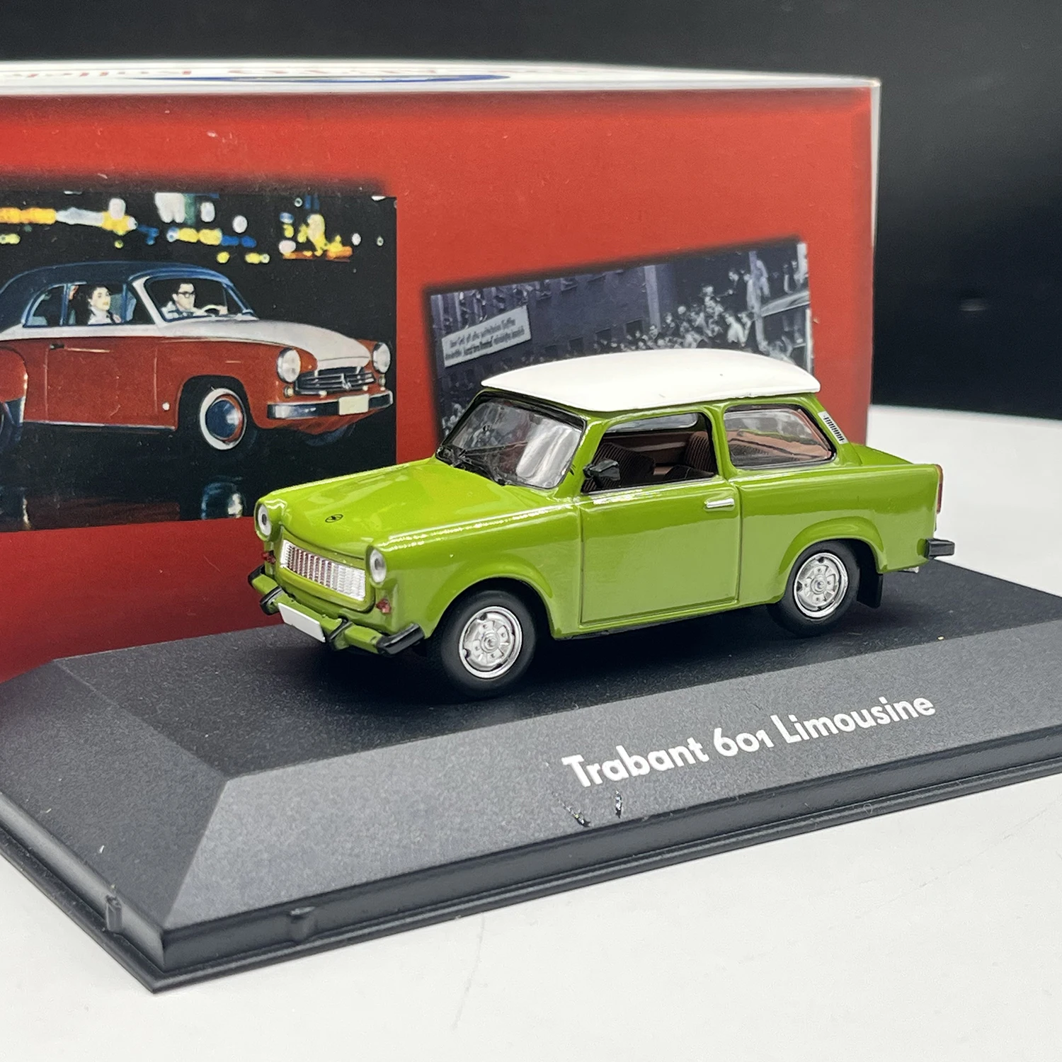 Коллекционная модель автомобиля 1/43 из легкой Германии трабан 601 классический автомобиль из сплава ностальгия коллекционная игрушка подарок сувенир демонстрационные украшения
Коллекционная модель автомобиля 1/43 из легкой Германии трабан 601 классический автомобиль из сплава ностальгия коллекционная игрушка подарок сувенир демонстрационные украшения
