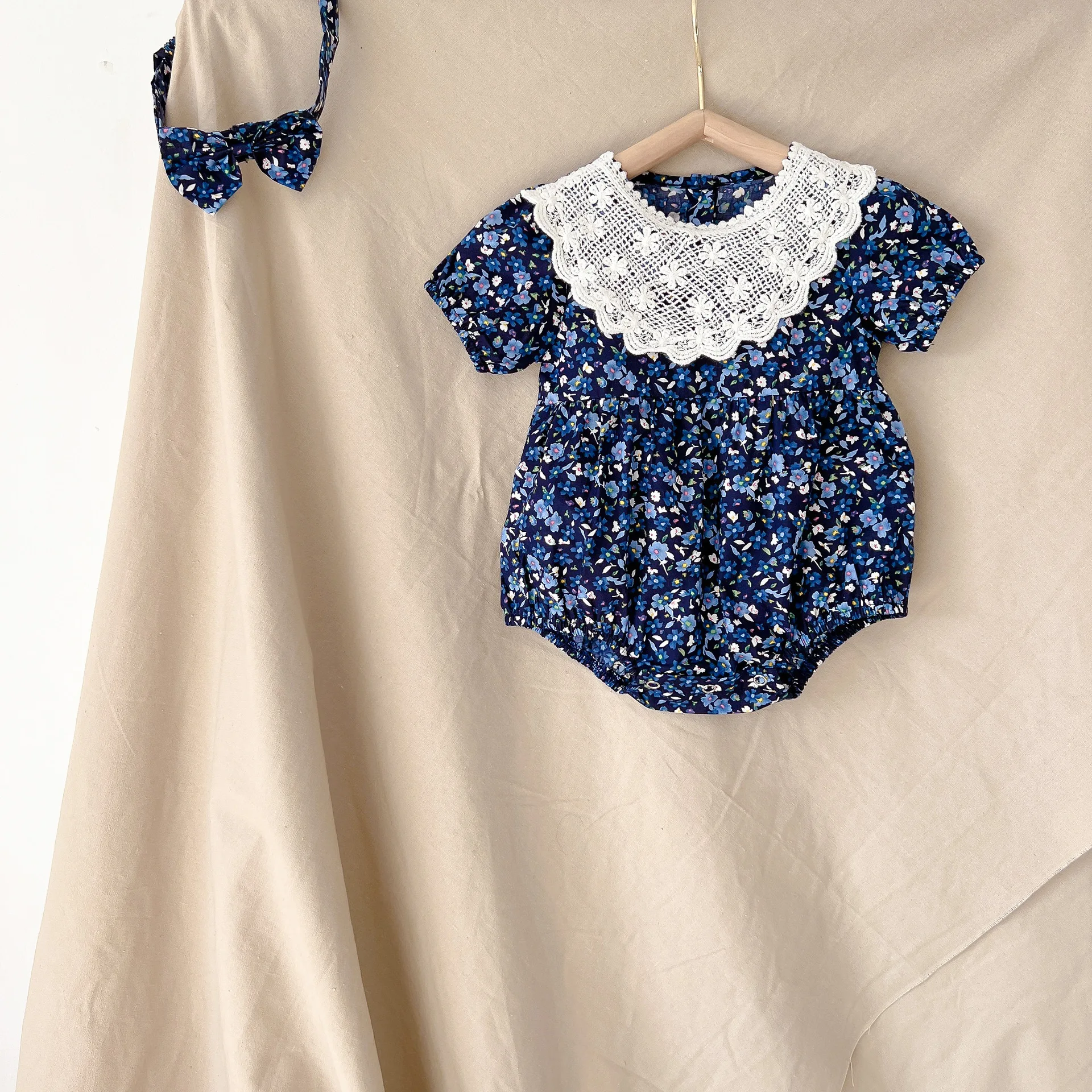 Summer new girl baby floral short-sleeved romper baby cotton one-piece romper romper with hairband
Summer new girl baby floral short-sleeved romper baby cotton one-piece romper romper with hairband