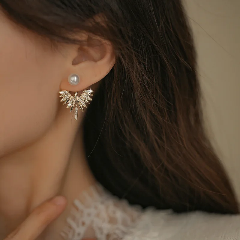 A Pair of Diamond Studded Feather Earrings for Women's Fashion Trend Light Luxury Temperament Earstuds Versatile Earrings
A Pair of Diamond Studded Feather Earrings for Women's Fashion Trend Light Luxury Temperament Earstuds Versatile Earrings