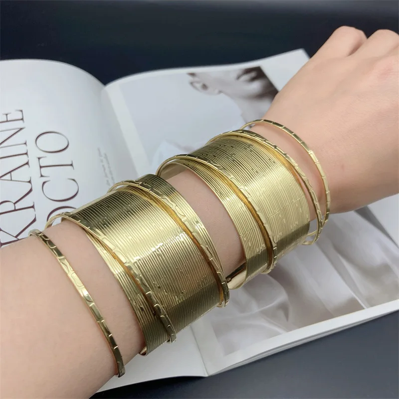 Jewelry Ultra-wide Metal Plated Bracelet Punk-inspired Cos-show Photo Accessory Bracelet
Jewelry Ultra-wide Metal Plated Bracelet Punk-inspired Cos-show Photo Accessory Bracelet