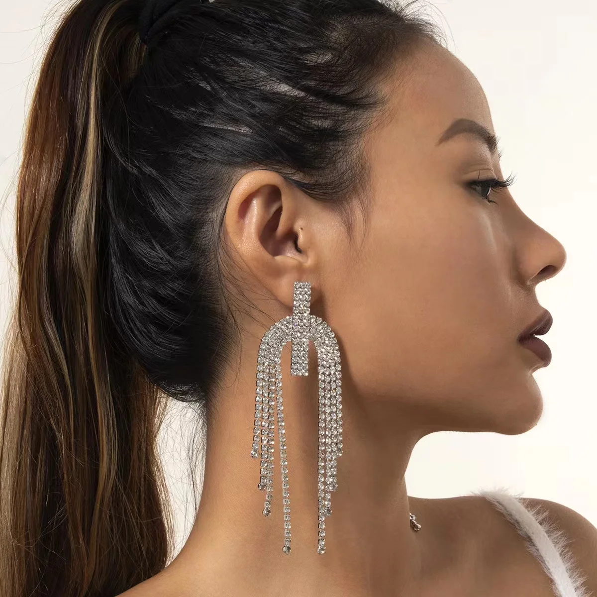 Fashion hot selling Rhinestone women's Earrings exquisite luxury semicircular long tassel Pendant Earrings Valentine's Day gift
Fashion hot selling Rhinestone women's Earrings exquisite luxury semicircular long tassel Pendant Earrings Valentine's Day gift
