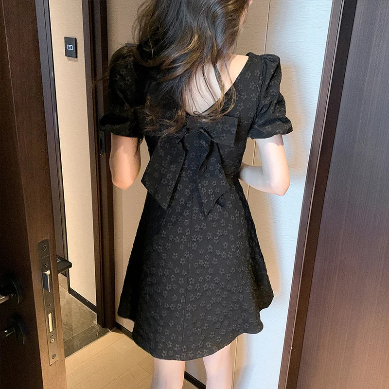 Fashion new retro square neck puff sleeves summer first love design sense beaded jacquard palace style high waist slim dress 
Fashion new retro square neck puff sleeves summer first love design sense beaded jacquard palace style high waist slim dress