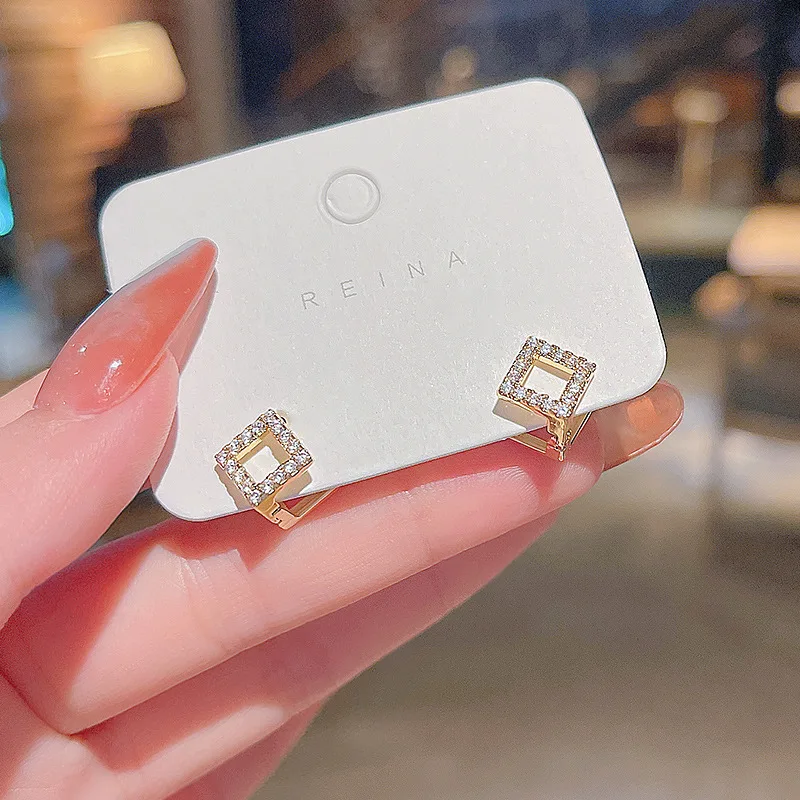2022 Classic New S925 Silvers Simple Square Stud Earrings Micro Inlaid Fashion Earrings Jewellery for Woman Metal Wholesale 
2022 Classic New S925 Silvers Simple Square Stud Earrings Micro Inlaid Fashion Earrings Jewellery for Woman Metal Wholesale